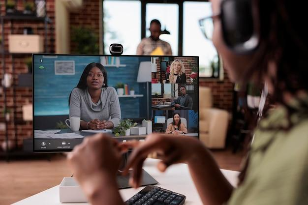 Colleagues in an online meeting